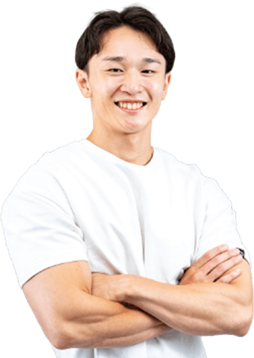 中川ジョー一郎トレーナーが白いTシャツを着て、腕を組んで、笑顔で正面を向いている写真